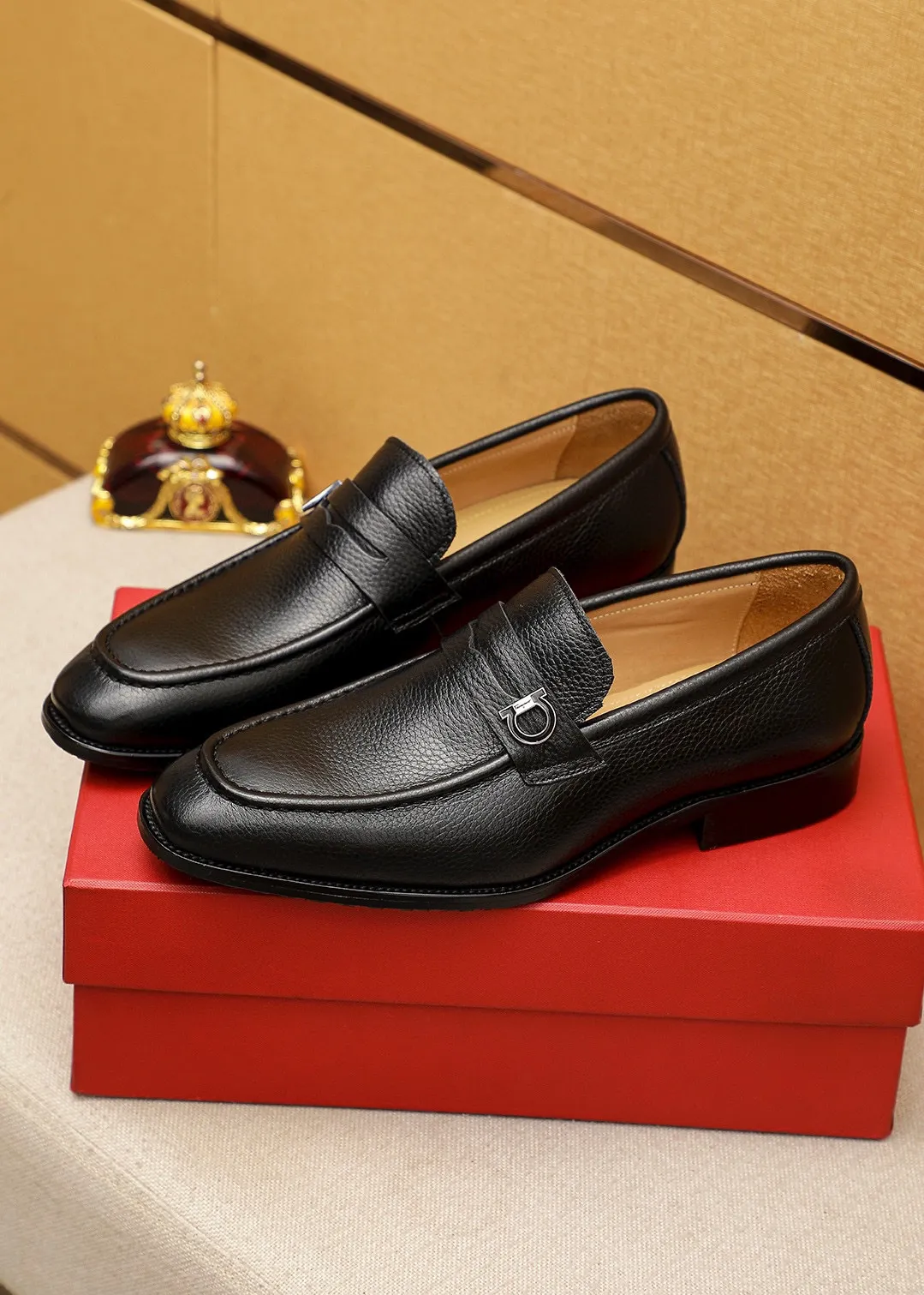 Men's shoes 💰460 💐 Product trademark: Ferragamo "Ferragamo" casual leather shoes Regular size: 38-44 (45.46🉑️customized) Product materials: Selected imported first-layer pebbled cowhide leather upper + luxury hardware buckle, imported water-dyed cowhide leather lining. Strong three-dimensional visual effect, original outsole color: 2⃣️seed leather materials optional